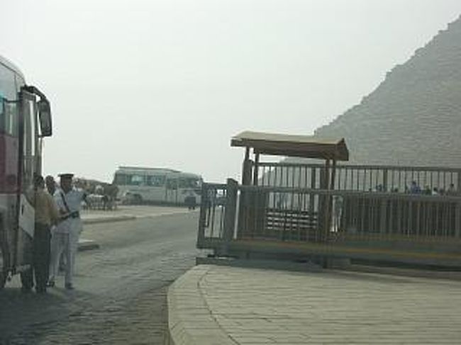 これが入り口。<br />車で入るので、車代も必要だ。<br />