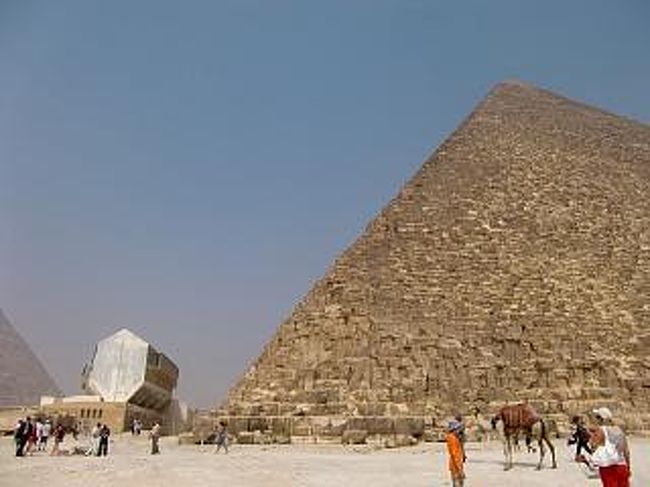 クフ王のピラミッドの横にある。<br />