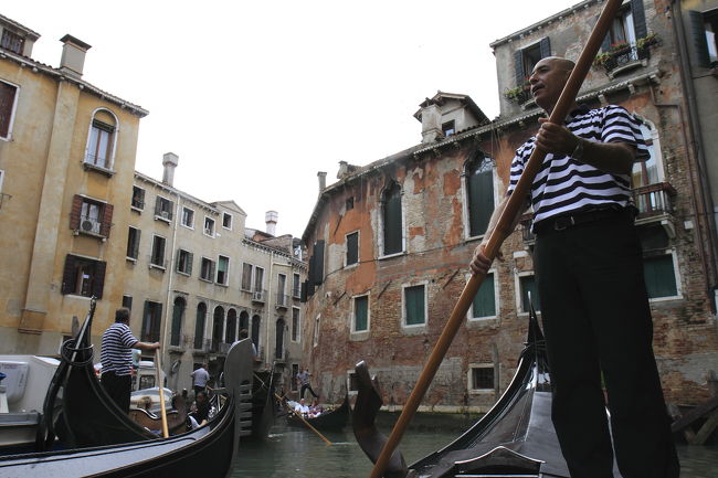 このゴンドリエーレがまたおしゃべりで・・・。<br />ずーっと独り言や鼻歌やすれ違うゴンドリエーレと会話をし続けています。<br />