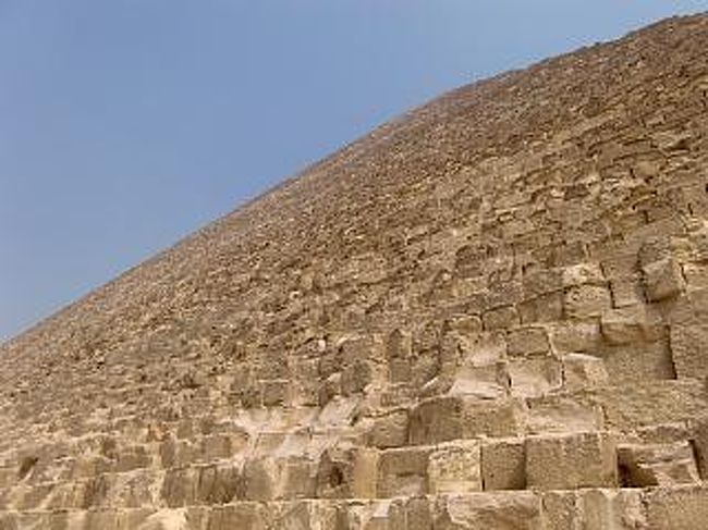 クフ王のピラミッドは、こうやって見ると、やっぱり大きい。<br />