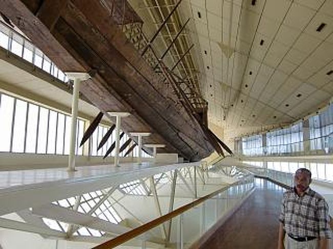 そしてこれが太陽の船。クフ王がこの船で天空を渡ったのか！？使い方については、まだ解明が進んでいない。<br /><br />そして、この写真に写っているおっちゃん。頼んでもいないのに、案内してくれた。チップ目当てだが、20ポンドしかもってなくて、それでごめんね、ということで我慢してもらった。日本人だから、もっと金持ってるだろうと言われたけど、ほんとに持ってなかったのだ。<br /><br /><br />