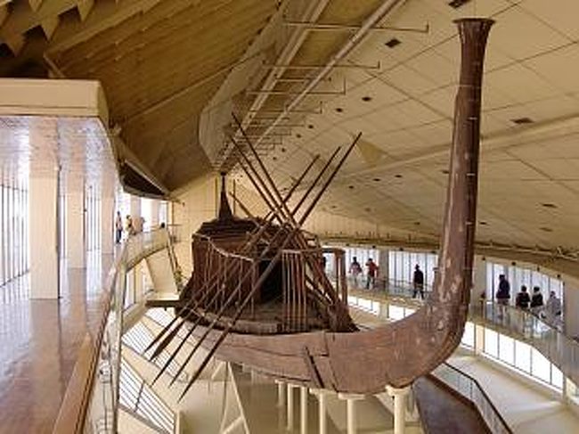 これが後ろから。<br /><br />博物館の横に、吉村作治先生が発見した、２つ目の太陽の船もあるそうだ。このあたり、まだまだ発掘すれば、いろんなものが出そうである。<br /><br />