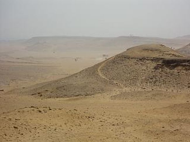 砂漠の中に、よくこんなでかいものを作ったものだ。作った当時の人たちの苦労というのは、どれほどのものだったのであろうか。<br />