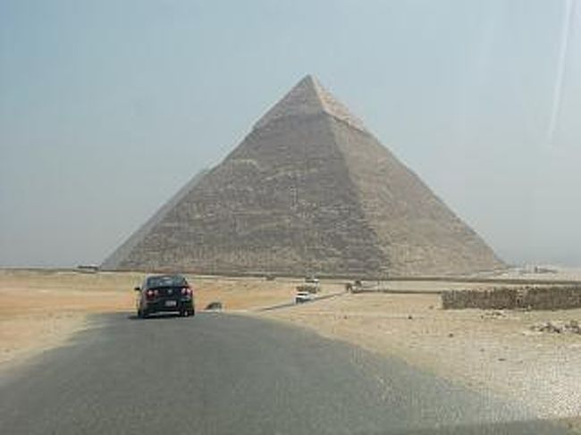 いよいよピラミッドともお別れだ。<br />