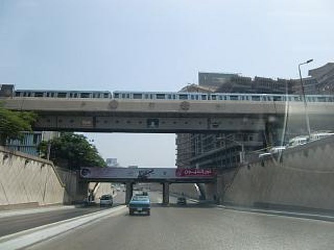 ギザからカイロ市内へ向かう。<br />鉄道の下をくぐる。<br />
