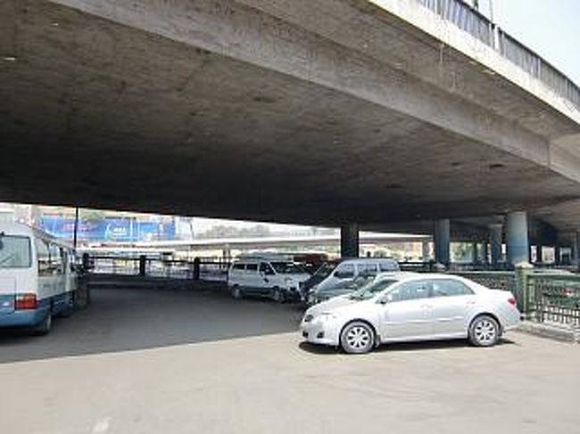 一昨日も行ったこともあり、迷うこともなくエジプト考古学博物館に到着。近くの駐車場に車を入れる。<br /><br /><br />