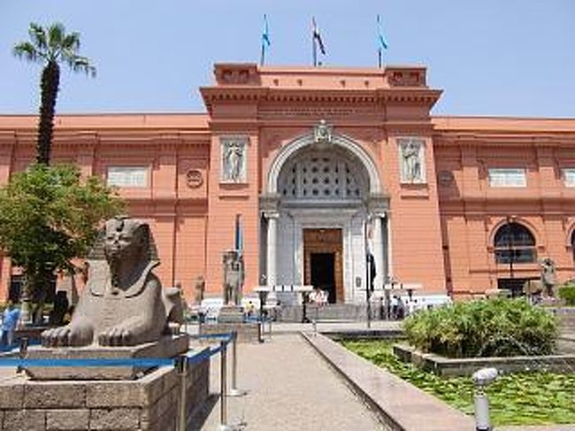 これが博物館、かなり目立つ色だ。<br />大人60ポンド（約1000円）、子ども30ポンド（約500円）。<br />