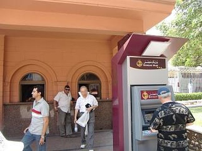 がーん、ここにもATMがあった。<br /><br />なお、博物館の中は撮影禁止のため、カメラは預けなければならない。<br /><br />また、ミイラ室に入るには、大人100ポンド（約1800円）、子ども60ポンド（約1000円）が必要であり、またお金が足りなくなって、このATMにお世話になった。<br /><br />ここで2時間近くいることになったが、それでも十分に見切れていない。やはり、ツタンカーメンの黄金のマスクと、ラムセス２世のミイラが印象に残った。<br />