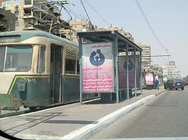 方向はわかっているのだが、なんとなく迷ってきた感じ。こんな電車も走っている。<br />