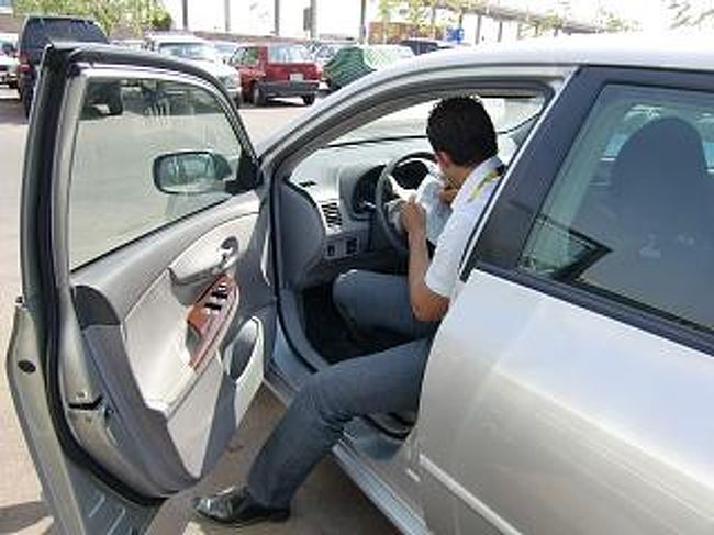さすがにカイロ市内を走った車だけあって、入念にチェックされた。<br />