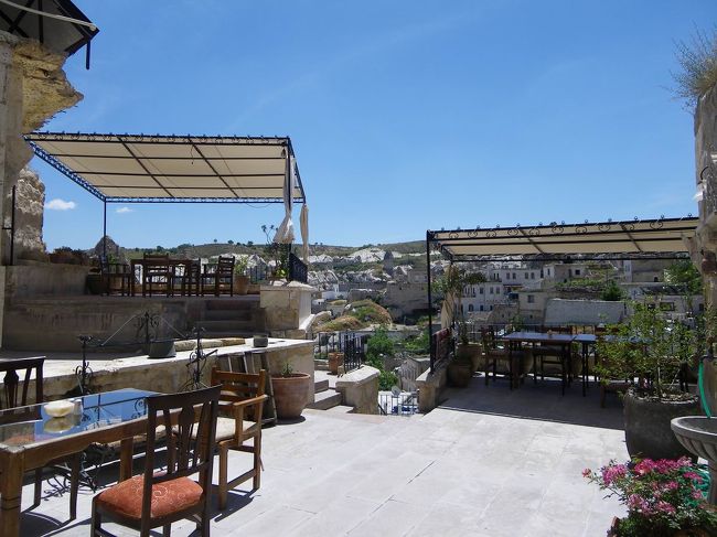 ここが、テラスです。<br /><br />「そうと決まったら、早速行こう！」と言われたけど、考えてみたらカップ麺のフタを開けたままここに来たわけで(笑)、「30分待って〜！」と頼んで慌てて麺をすすって、さらに化粧＆日焼け止めを塗りたくり。<br /><br />ほんとはゆ〜っくり、の〜んびりする予定だったけど、帰ってからゆっくりすればいいね〜なんて言いながら、ハサンさんのマイカーにて出かけました。<br />友達（あっちゃん）と３人なわけだから、もちろんあたしかあっちゃんかどっちかは助手席に座らなきゃという雰囲気…。<br />英語で会話なんてつらいぃぃ〜って思ったから、ほんとは後部座席がよかったけど、あたしが助手席になってしまい（＾＾；<br /><br />でもハサンさん、すごくおもしろくて優しい人なので、全然大丈夫でした♪<br />あたしのつたない英語もちゃんと聞いてくれて、色々教えてくれたし。<br />冗談なんて言えちゃうくらい、英語でツッコミする楽しみも味わえちゃった(笑)