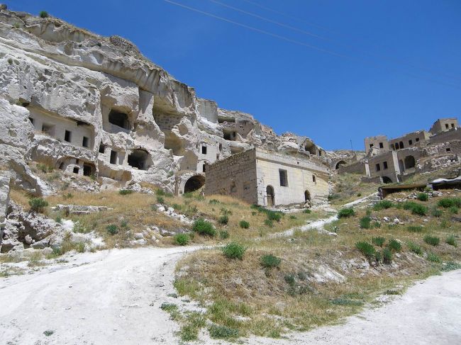 最初に連れて行ってくれたところは、ギョレメからわりと近い【チャウシン】という街。<br />一番古い街なんだとか！<br /><br />街全部がこういう岩ってわけじゃなくて、普通に建物もあったけど、カフェとかも周りでは、おじいさんが何人も楽しそうにおしゃべりしていて、「あれはOld manだよ。彼らは毎日いつもあそこでああしてるんだよ」と言うので、「いつも一緒なの？」と聞くと、「そう、今日も明日も明後日も、その次も次も次もず〜っと」言われ、たわいもないことなんだけどなんだか無性におもしろくて、ケラケラと笑いまくってしまった(笑)