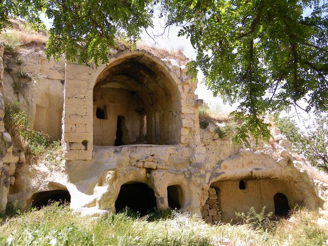 岩をくりぬけて作った住居。<br />一見やわらかそうに見えるんだけど、もちろん硬くてあんなうまい形に削れるのがすごいですよね。