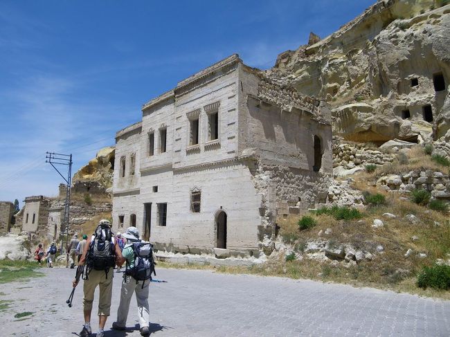 バックパッカーの方々が歩いていました。<br />カッパドキアでは他にも、バイクやバギーなんかで周ってる人もいて、すごく楽しそう♪<br />ただ、地面はけっこうガタガタしているので（あと日光も！）走りにくい感じですね。