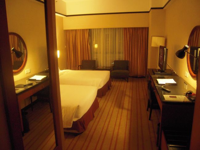 ホテルに到着しました。<br />今回の宿は、カトン地区にあるグランドメルキュールロキシーホテルです。<br />古いながらもきっちりと掃除されている印象を受けます。<br />NHKも見られました。<br />日本人ビジネスマンも多いとのことで、朝には日経新聞のサービスもあります。