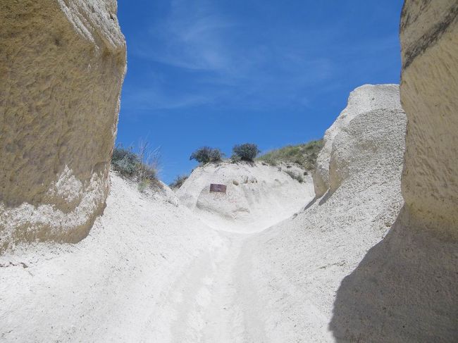 本当に別の惑星に来たみたい。<br />岩と岩の間を歩いていって、そこを抜けると…。