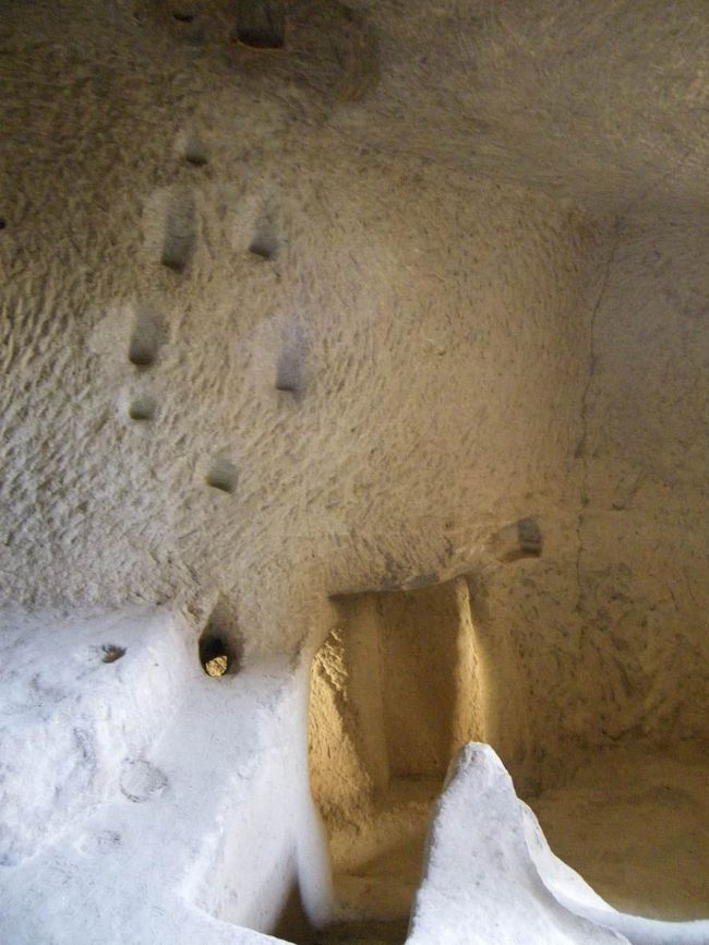 ローズバレーから車に戻る途中、やっぱり昔の洞窟住居が。<br />入り口からハサンさんが「Run!Run!Run!」と言うので、なんだ？と思いながら走って中に入ると、こんな風に壁に小さな穴があいていて、上につながっている…。