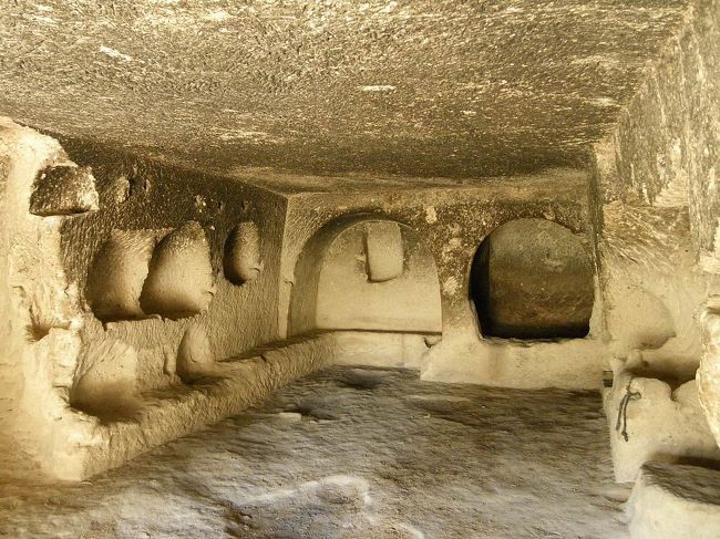 ここは食堂だったみたい。<br />こうやって、天井や壁が黒くなっている部屋は火を使っているから黒くなるらしく、たくさん黒い汚れがあるのは料理をしたかららしいです。