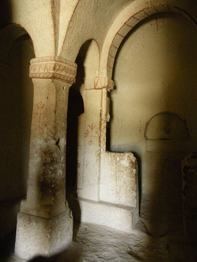 こちらは教会☆<br />中をこんなアーチに削れるのがすごい…。<br />そして、壁に模様も描かれています。