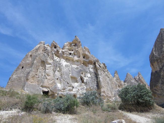 この一連の洞窟は、外から見るとこんな大きな岩！<br />こんな中に、たくさんの部屋を掘って生活していたんですね。