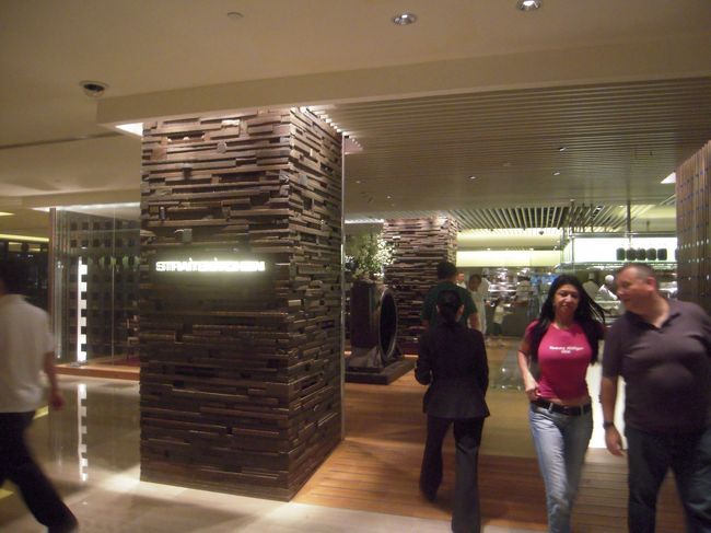 目的はここ、ローカル料理のビュッフェが食べられるストレイツキッチンです。<br />とても混雑していると聞いていたのですが、難なく座れました。