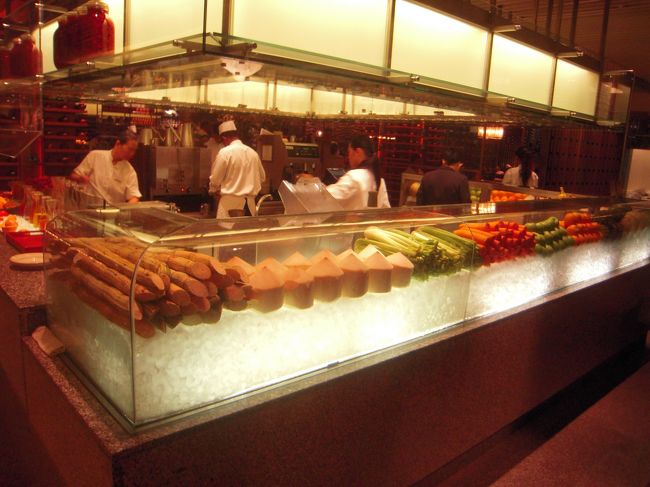 3枚ほど撮った所で、撮影はご遠慮下さいとのこと・・・。<br />ごめんなさい。<br />ビュッフェのお値段は45ドル程度でした。