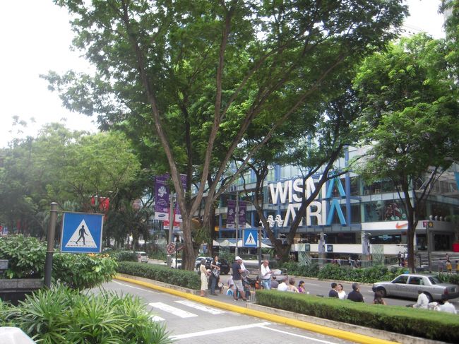 オーチャードロード。<br />キレイな通りです。<br />グランドハイアットの向かい側にあったスタバの店員さんが気さくで、<br />「どっから来たの？ホリデー？楽しんでってね！」と。<br />たったこれだけだけど嬉しくなっちゃいます。