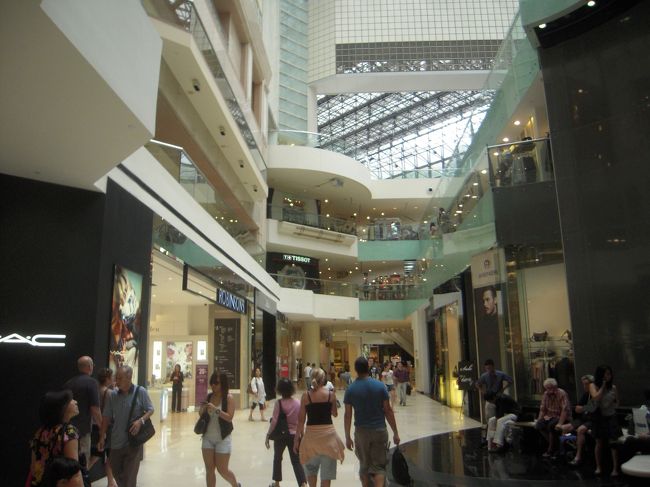 ラッフルズシティへ。<br />これまたキレイなショッピングモール。
