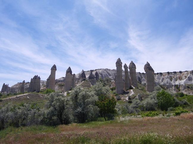 再び車に乗って、やってきたのは【ラブバレー】☆<br />セックスシンボルだからね！って色々下ネタを言ってました、ハサンさん(笑)<br /><br />ここまで来るのには、すごい道の状態がよくなくて、ぬかるんでいるし狭いし、普通の車で入っていけるのか？って感じだったけど、さすが地元民。<br />強引でした（＾＾；