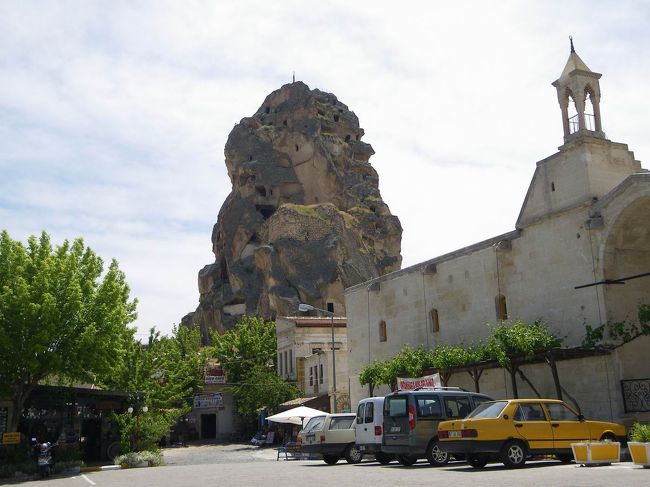 さてさて、次はリクエストして連れてきてもらった【オルタヒサル】☆<br />どうしても、あの城塞に登ってみたくて絶対行きたかった所なんだけど、どのツアーにも入ってなくて、タクシーで来るつもりだった場所。<br /><br />４トラの中で、さやさんに色々教えてもらって、このオルタヒサルに登るのを楽しみにしていたんですが、ハサンさんに「危ないからやめなさい！体力的に無理だよ」って反対され…代わりに景色のいい所に連れてくからってことでやむなく断念＞＜<br />「絶対登る！」って言えば、たぶん登らせてくれただろうけど、ちょっとしりごみしてしまいました（−−；