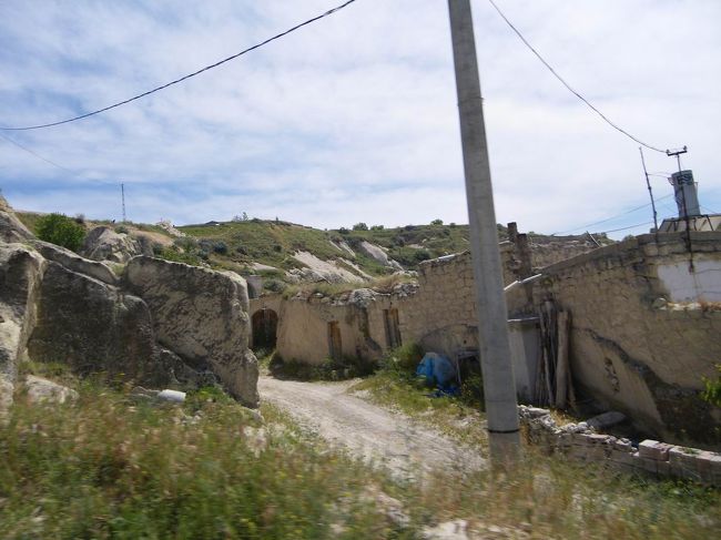 そして、車で(笑)オルタヒサルの家を横目に、ちょっと坂道を登っていくと…。