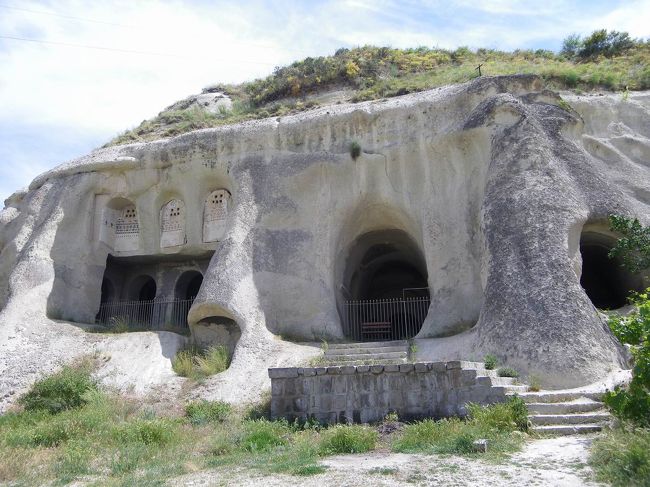 ギョレメの街に戻ると、「おじさんは疲れたから、息子のオスマンと交代するよ」ってハサンさんに言われ、ここからは歩いて観光。<br />オスマンは23歳で、大学で経済を学んでいるらしいけど、今は休暇で戻ってきていてお父さんを手伝っているんだって。<br />やっぱりお父さんと一緒で「すごい〜」くらいしか日本語ができない。<br />同じセリフってことは、お父さんに教わったのかな(笑)<br />日本人はいい景色を見ると「すご〜い！」って言うから、きっといい言葉として覚えているんだろうな！<br /><br />オスマンに連れてきてもらったのは、ココ。<br />これも岩をくりぬいて造られた教会。<br />本当に至る所に教会があって、昔の人たちがいかに教会を拠り所としていたかが分かるような気がします。<br />他にも、道のわきに咲いてる草木についても説明してくれて、葡萄の草は食べられるんだよって言うから食べてみたけど…苦くておいしくなかった(笑)