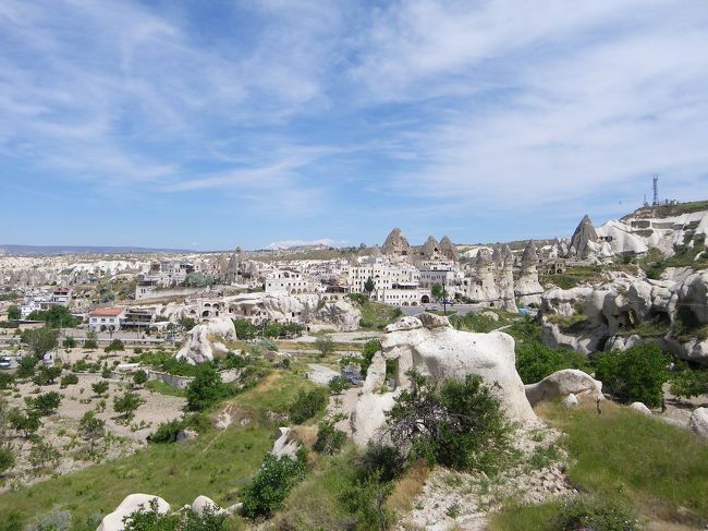 ギョレメの街の中にも、ちょっと高い所に登ると奇岩たちがよく見えて、すごく素敵な景色が広がっています。<br />するとオスマン、またしてもお父さんと一緒で、「写真を撮ろうか」って言いつつ、お決まりの「自分と一緒に！」でした。<br /><br />オスマンも、お父さん同様、冗談好きのおもしろい人で、最初は緊張したけどすぐに気軽に話ができるようになって、とてもいい人だった♪
