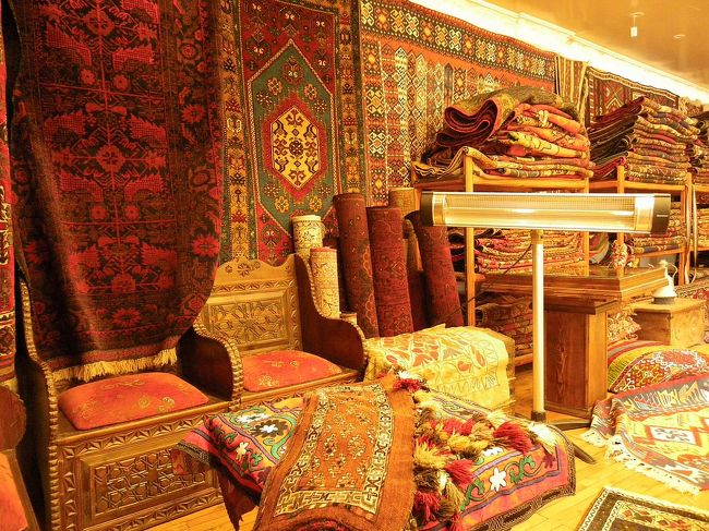 最後は、【Roseカーペット】っていう、ハサンさんのお店に立ち寄りました。<br />オスマンのお母さんやおばあさんが絨毯を編んでいるらしい。<br />まぁ、こういう観光では、こういうSHOPに行くのはお決まりなので最初からきっとあるだろうな〜って思っていたけど、やっぱり(笑)<br /><br />オスマンが一生懸命説明してくれるので、せっかくだから記念にあっちゃんと２人で１枚一番小さいのを購入。<br />ハサンさん、こういうことは息子に任せて、やるなぁ〜とあっちゃんと思ったりして(笑)