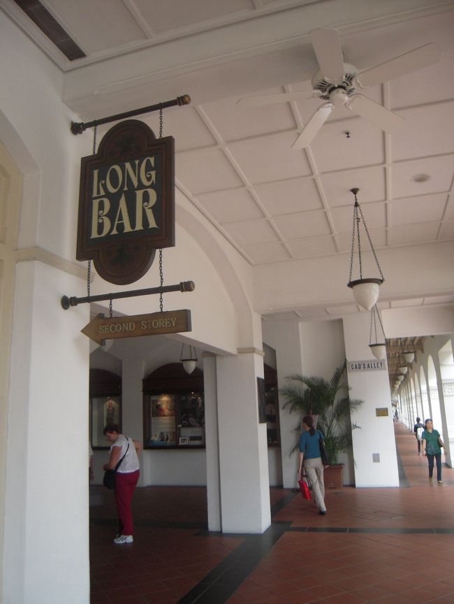 かの有名なロングバーもございます。<br />シンガポールスリング飲んでピーナッツを食べる、なんて粋なことしてみたいもんです。