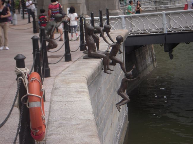 これ、何のモニュメントなんやろう。