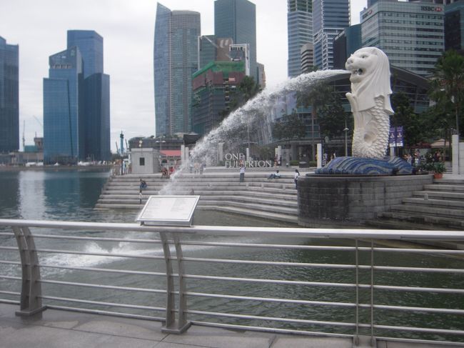 そうです、マーライオン！<br />ガッカリ名所で有名ですが、まったくガッカリしませんでした。<br />むしろそこにガッカリ？<br />観光客でいっぱいで、タイから来ていたお姉さんたちと写真をとりました！