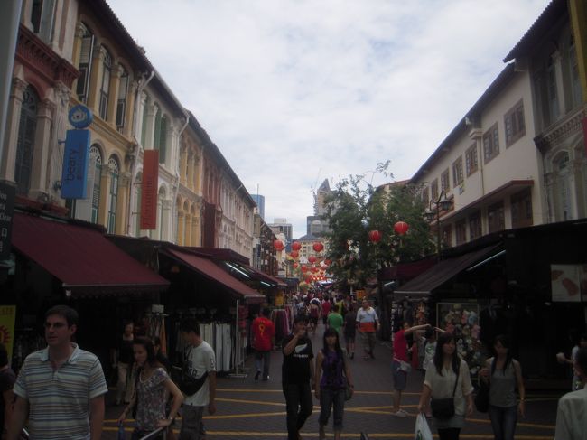 現地の人にどこに寺院があるの？<br />と聞くと、その人もよくわからないらしく困らせてしまいました。<br />それを見ていたおばさんが声をかけてきてくれて、寺院までわざわざ案内してくれる！感激！<br />駅構内まで降りて、エスカレーターを上がり、そっから歩いて目的地の目の前まで。<br />おまけに写真まで撮ってくれ、他にも近くの有名な仏教寺院、モスクと場所を教えてくれました。<br />本当に親切なおばさんで、写真を撮っていい？というとすごく照れていました。<br />話しによるとシンガポールでは日本の特集をしている番組があるそうで、それをいつも見ているらしい。<br />来年には北海道に行くとのことで、気にいってもらえるといいな。<br />あ、おばちゃんいわく日本製の紙袋は最高！だそうです。