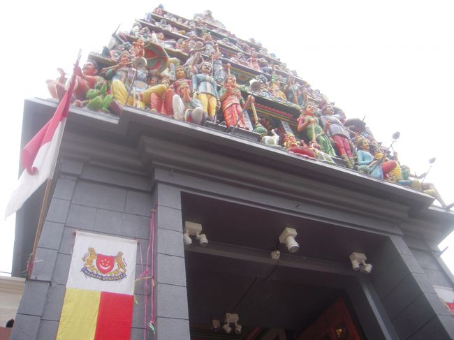 スリマリアマン寺院！<br />すごい配色。靴を脱いで、敷地内にはいります。<br />お祈りの時間ではなかったみたいで、中はガラガラでした。<br />写真撮影をする人はお金を払わなければならなかったみたいですが、白人の観光客は払わずにパシャパシャ撮影をしてた。<br />撮影してもいいかなーとは思ったのですが、決まりは決まりということで結局撮りませんでした。