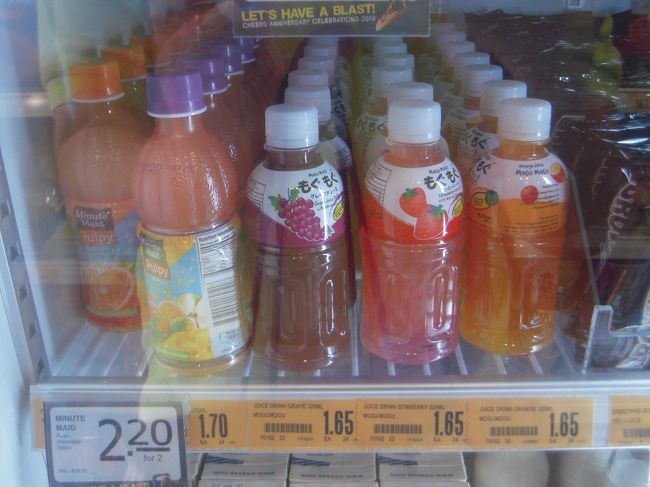 途中入ったセブンイレブンで。<br />もぐもぐって書いてあるからゼリー状のものかな？と思ったけど、きっとただのジュースだよね。<br />