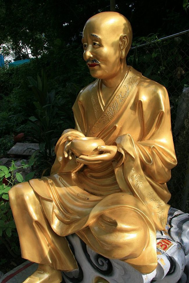 萬佛寺のあやしい黄金仏像ワールド Part１階段編 香港 香港 の旅行記 ブログ By どんぴさん フォートラベル