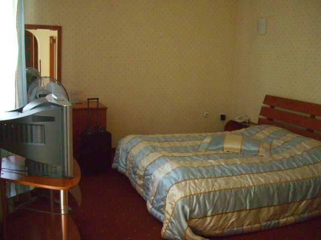 女性2人なのに案内された部屋は、ダブルルーム。<br /><br />部屋を変えてもらうのも面倒だったので、この部屋に泊まりました。<br /><br />1泊朝食付きで1部屋55ユーロでした。<br />支払いは、ユーロでもレバでもいいようです。