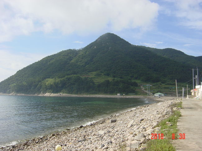 島の東側は、ゴロ石の浜なので、遊泳出来ません。