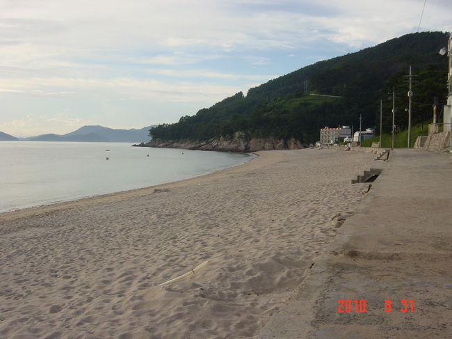 島の西側は砂浜で、遊泳出来ます。水が綺麗です。ピークシーズンには、この浜に警察が駐在して、公衆トイレもオープンします。しかし、ピークシーズはw1,200程の島入場料を徴収されます。今回はシーズンオフだったので、入場料は無料です！