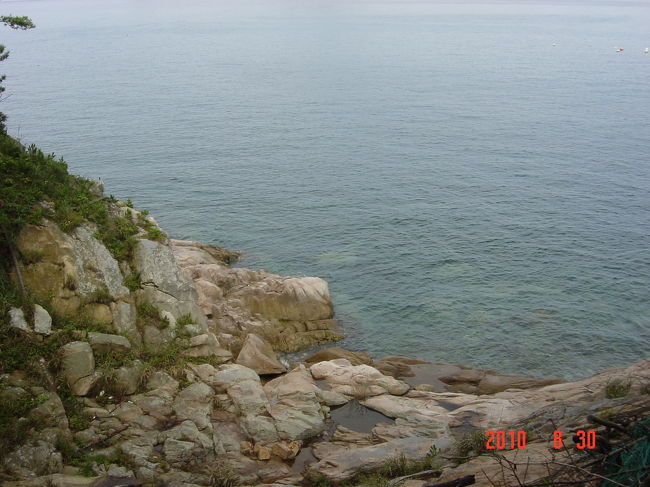 到着早々、民宿で朝食を食べ、30分程休憩し、島内探検しました。<br />民宿のウォーターサーバーに、持参のペットボトルへ水を補給し、スポーツドリンクの粉末を半分入れ、熱中症対策も万全です。<br />これは最初の海が見えるポイントです。