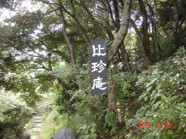 山（丘？）にこの島の守り神のお寺がありました。<br />民宿のおじさんも、ここの近所出身だそうです。