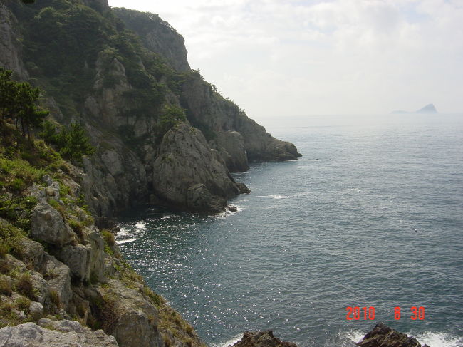 第4のポイントです。<br />この辺で1時間半程歩いて、フラフラ状態でした。<br />ニュースで「日本人が比珍島で熱中症で死亡！」と報道されたく無いので、後半部分は、日陰で10分程休憩しながらの探検でした。