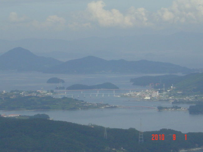 二番目のヴューポイントより。<br />この先には、４月の桜祭りで有名な鎮海市です。