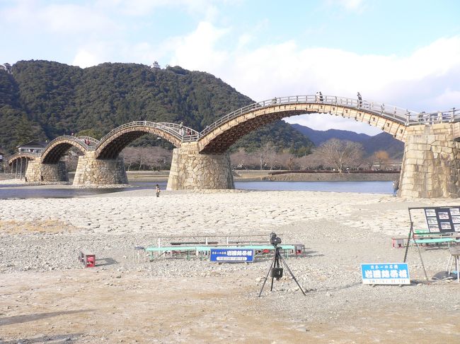 岩国の錦帯橋。<br />お正月だったせいもあるのかもしれないですがすぐ前で<br />銃を撃ってる人達がいました。