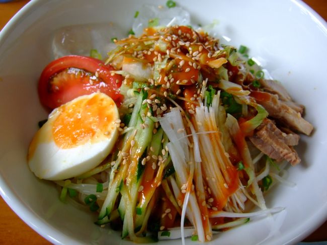 昼食はやまやの盛岡冷やし坦々麺。<br /><br />島内に食事できるところは数える程しかありません。